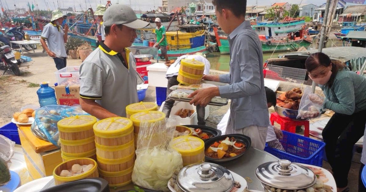 Khung cảnh đãi tiệc tại nhà khách hàng với bàn tiệc được trang trí tinh tế, các món ăn ngon mắt như súp, món nướng, và tráng miệng được sắp xếp gọn gàng, tạo không gian ấm cúng và sang trọng cho bữa tiệc tại gia